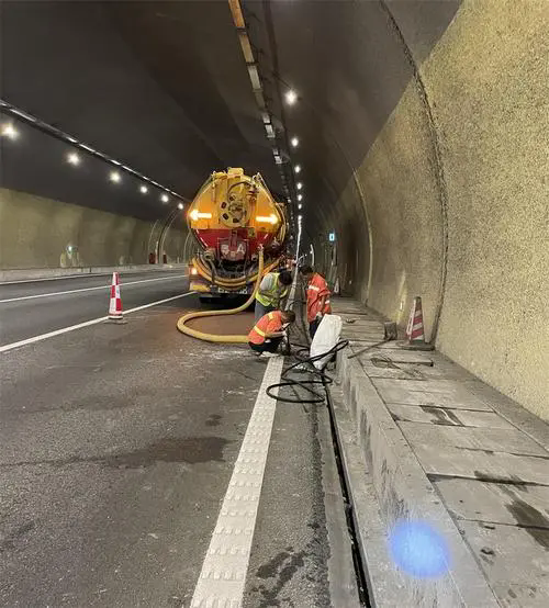 罗定隧道排水渠清淤